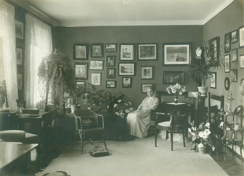 Forstanderinde Schneekloth i sin stue på Vejstrup Pigehjem omkring 1920. (Gudme Lokalhistoriske Arkiv)
