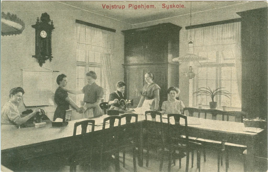 Det stillesiddende arbejde på ’syskolen’ var forhadt af mange anbragte piger på Vejstrup Pigehjem. (Gudme Lokalhistoriske Arkiv)