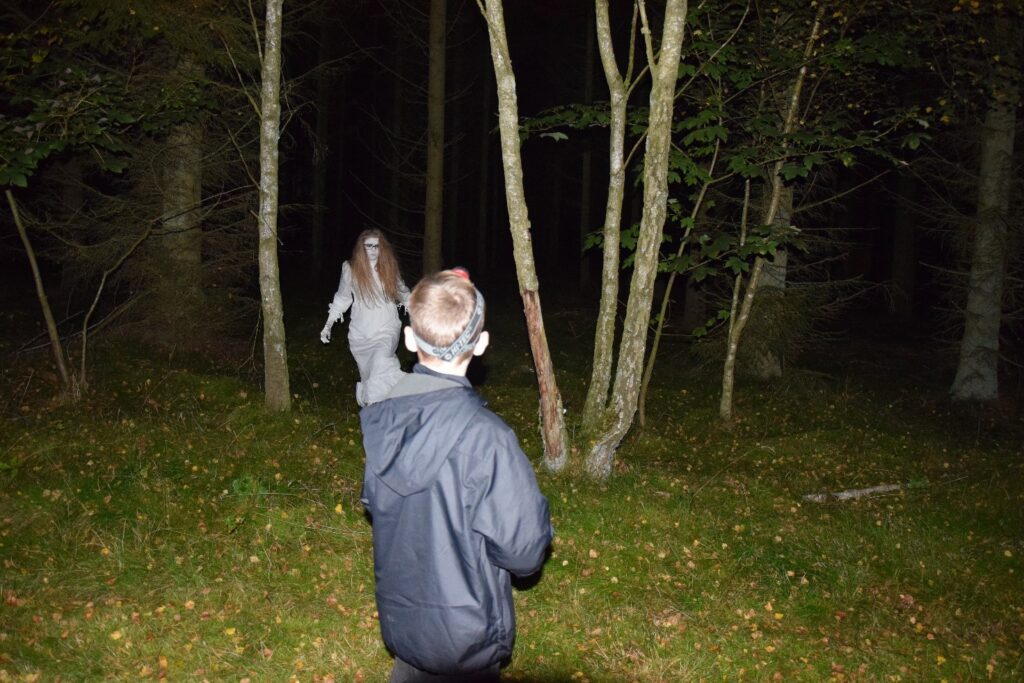 Foto: Den hvide dame leder efter sit fortabte barn i skovens mørke