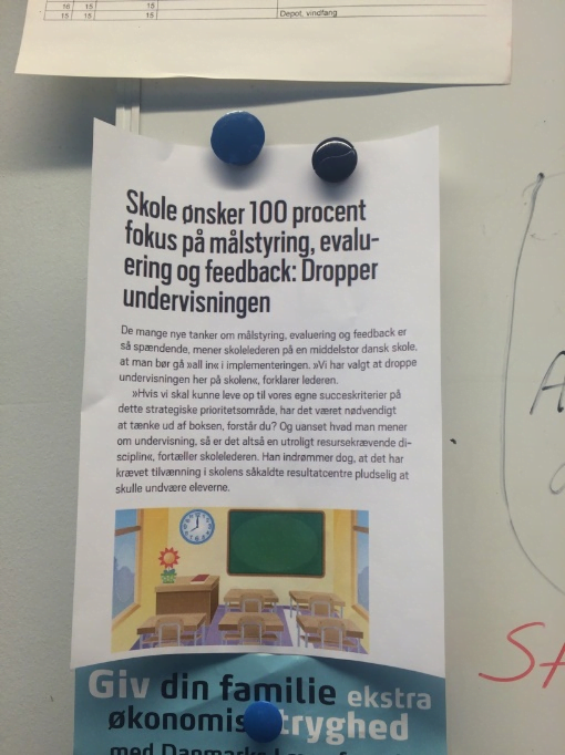 Opslag på whiteboard med overskriften: "Skole ønsker 100% fokus på målstyring, evaluering og feedback: Dropper undervisningen"