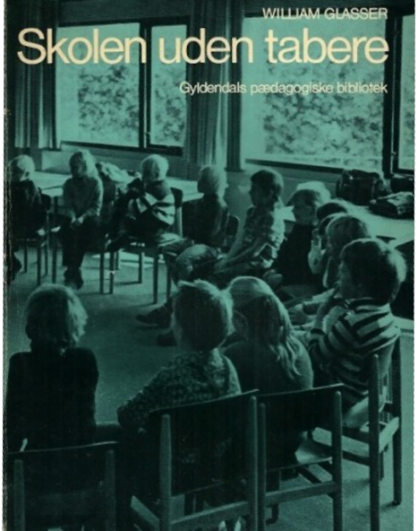 Bogforside med grønt overlay. Børn sidder på stole i en cirkel, henover står titelteksten "Skolen uden tabere"